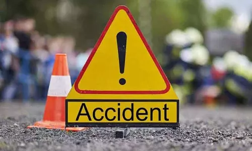 बारबाजार में चलती बस: फुटपाथ पर गिर जाने से एक महिला की अस्पताल में मौत बारबाजार में चलती बस: फुटपाथ पर गिर जाने से एक महिला की अस्पताल में मौत