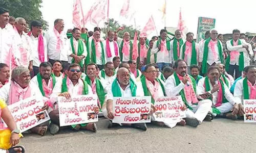 Adilabad में पुलिस और बीआरएस कार्यकर्ताओं के बीच धक्का-मुक्की