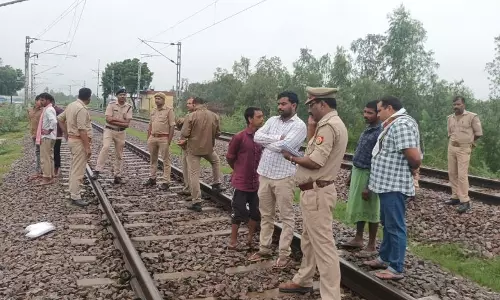 Lakhimpur Kheri: इंजन से कटकर युवक की मौत Lakhimpur Kheri: इंजन से कटकर युवक की मौत