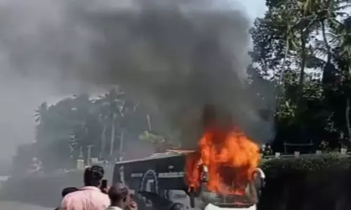 Kazhakuttam में चलती बस में लगी आग, यात्रियों को सुरक्षित बाहर निकाला गया