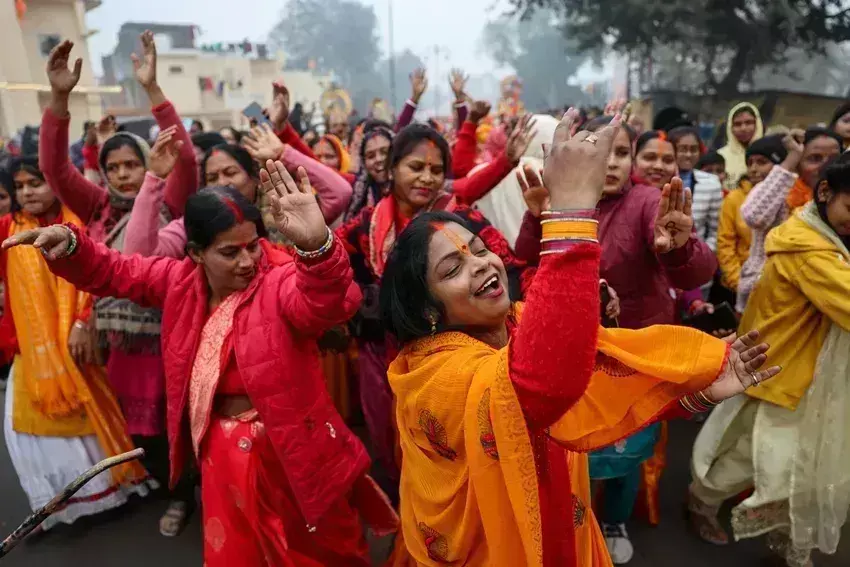 Barabanki: राम मंदिर प्राण प्रतिष्ठा की पहली सालगिरह पर भक्ति में डूबे लोग Barabanki: राम मंदिर प्राण प्रतिष्ठा की पहली सालगिरह पर भक्ति में डूबे लोग