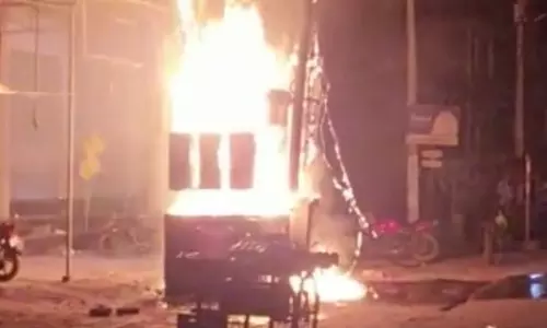 Kasganj: ट्रांसफार्मर फुंकने से बिजली आपूर्ति ठप