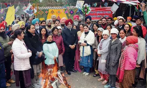 Amritsar: जीएनडीयू में लोहड़ी मनाई गई