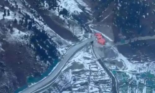 Z-Morh Tunnel: सभी मौसम में पहुंच के साथ कश्मीर-लद्दाख संपर्क को बढ़ावा Z-Morh Tunnel: सभी मौसम में पहुंच के साथ कश्मीर-लद्दाख संपर्क को बढ़ावा