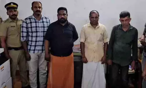 Kerala : बैंक में नकली सोना गिरवी रख 14 लाख की ठगी, तीन शातिरों पर मामला दर्ज Kerala : बैंक में नकली सोना गिरवी रख 14 लाख की ठगी, तीन शातिरों पर मामला दर्ज