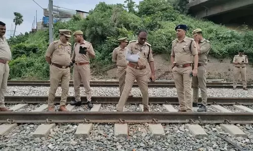 Lucknow-Varanasi रूट पर रेलवे ट्रैक टूटा मिला