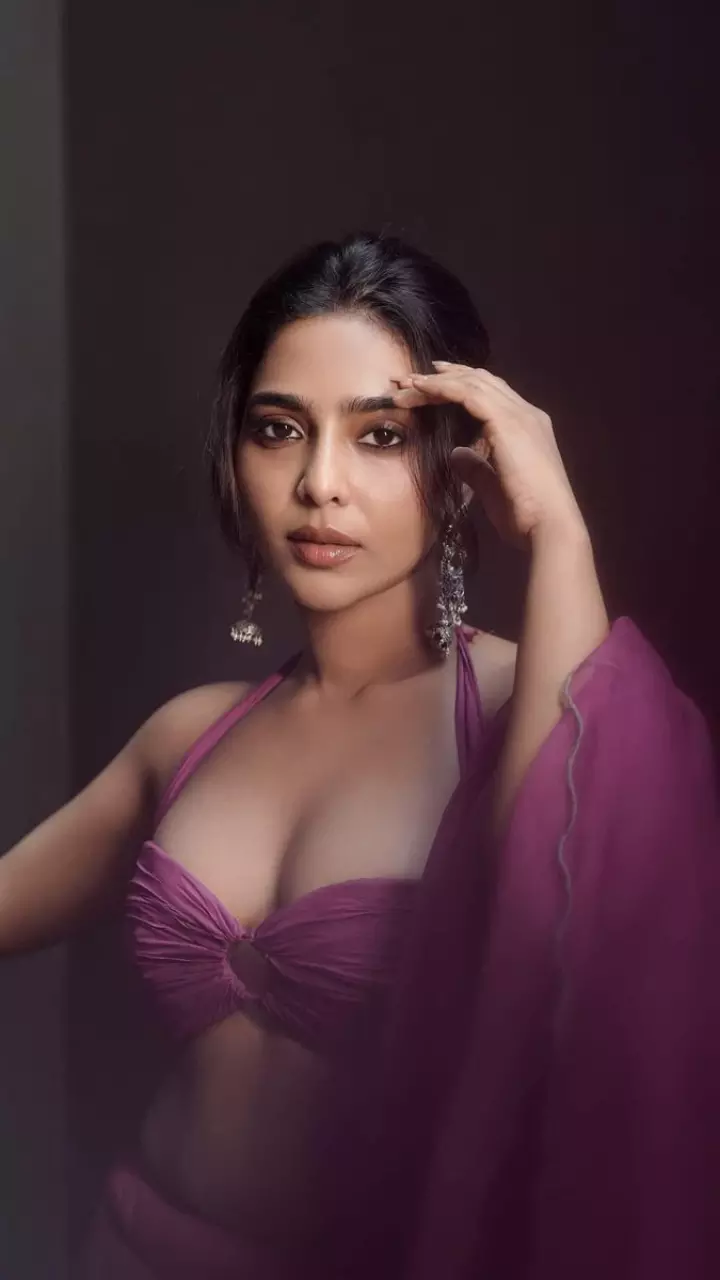 ऐशू मैडम ने फ्लॉन्ट किया फिगर