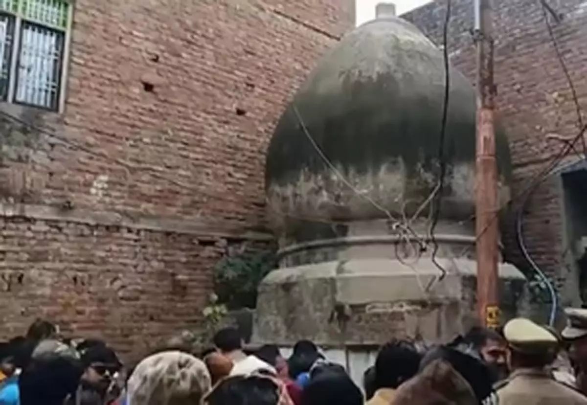 मंदिर में मुस्लिमों ने की पुष्प वर्षा, प्राण प्रतिष्ठा का हुआ आयोजन