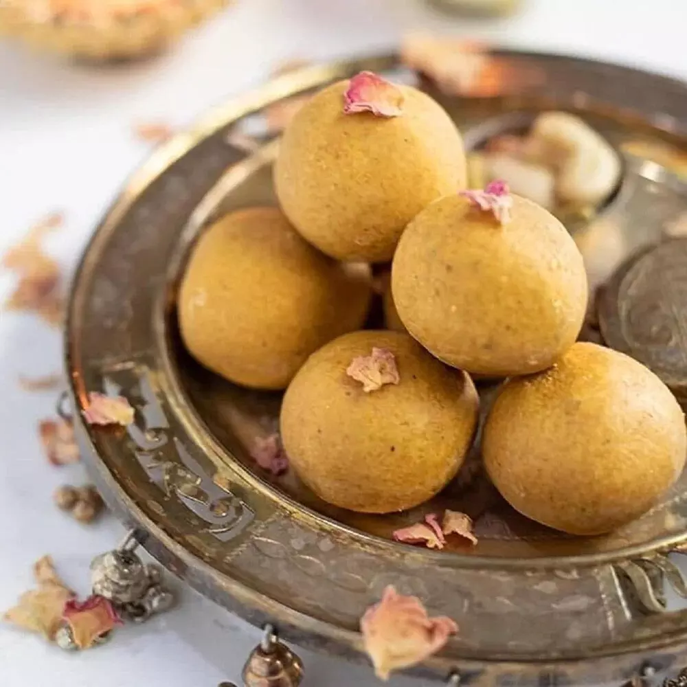 moong dal laddu: आपके शरीर में  भर देंगे एनर्जी, सर्दियों में जरूर ट्राई करें