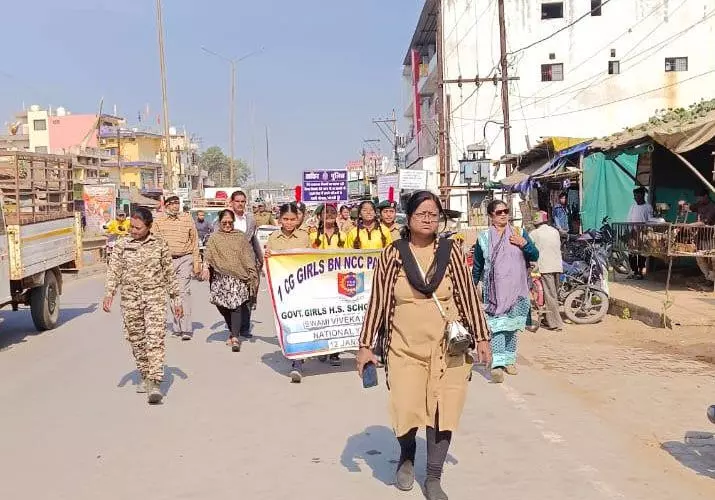 चारामा पुलिस चला रही यातायात जागरूकता अभियान