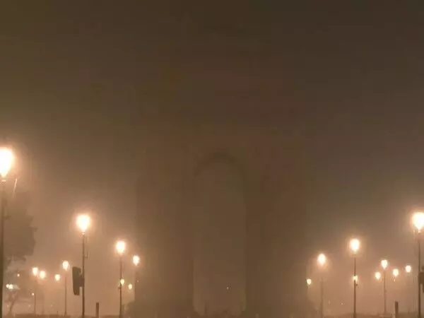 Delhi में सर्दी का कहर जारी, मौसम विभाग ने बारिश का अनुमान जताया