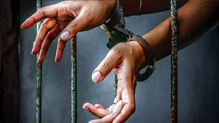 Bihar: एक व्यक्ति से 32 लाख रुपये छीनने के आरोप में पुलिस अधिकारी गिरफ्तार