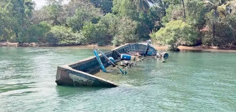 कैवेलोसिम VP ने साल नदी से डूबे ट्रॉलर को हटाने की मांग की