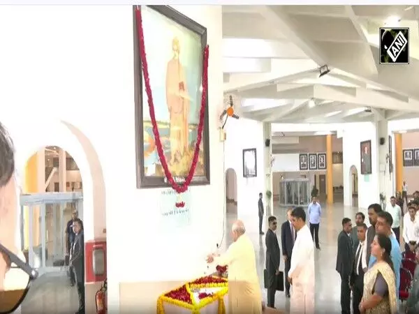 Gujarat CM ने स्वामी विवेकानंद को उनकी जयंती पर श्रद्धांजलि दी