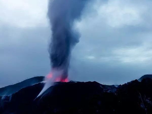 इंडोनेशिया के Mount Ibu में विस्फोट हुआ, गर्म लावा निकला