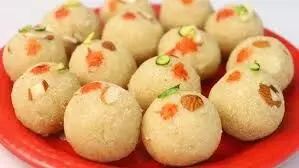 Semolina-coconut laddu परिवार के साथ मेहमान भी करेंगे तारीफ