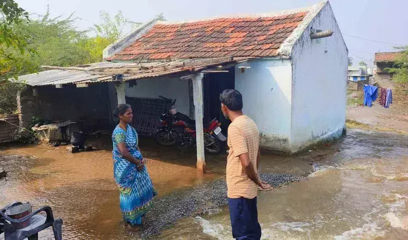 नहर टूटने से मन्नेमपल्ली गांव में बाढ़ आ गई, घरों और खेतों को नुकसान पहुंचा