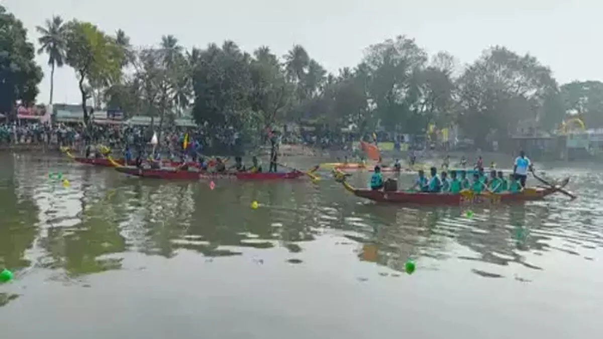 Sankranti के उपलक्ष्य में अत्रेयपुरम में नौका दौड़ और तैराकी प्रतियोगिताएं आयोजित की गईं