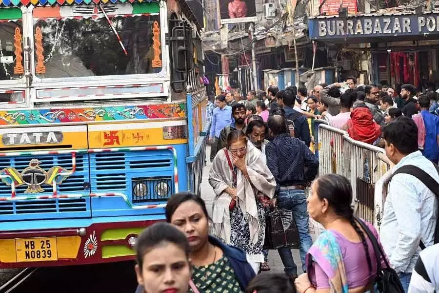 Kolkata: सड़क सुरक्षा यातायात को धीमा करने की पहल, लेकिन रेल पर सवाल