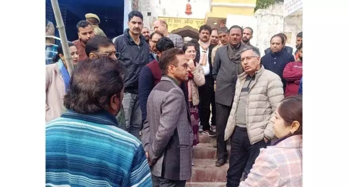 DC सांबा ने जन शिकायतें सुनने के लिए पुरमंडल का दौरा किया