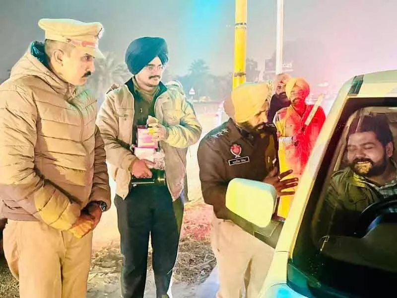 Mohali police ने अपनाई ‘चॉकलेट और चालान’ नीति