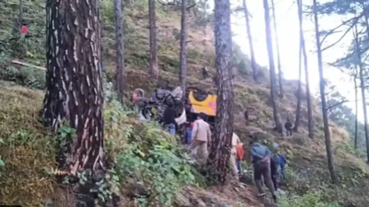 Pauri Bus Accident: उत्तराखंड में यात्री बस गहरी खाई में गिरी, 5 की मौत, कई घायल