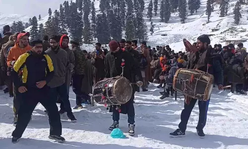 शोपियां में बर्फ़बारी की शानदार पार्टी