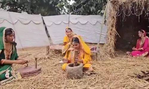 जम्मू-कश्मीर में लोग धूमधाम से मना रहे लोहड़ी का त्यौहार