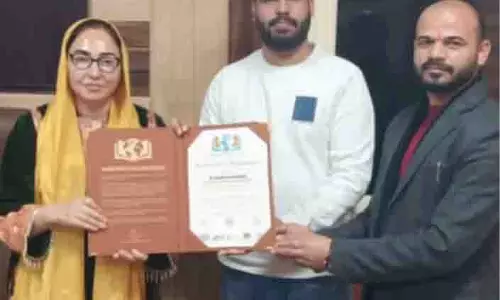 Srinagar डॉ. दरख्शां ने सम्मान प्रमाण पत्र प्रदान किया Srinagar डॉ. दरख्शां ने सम्मान प्रमाण पत्र प्रदान किया