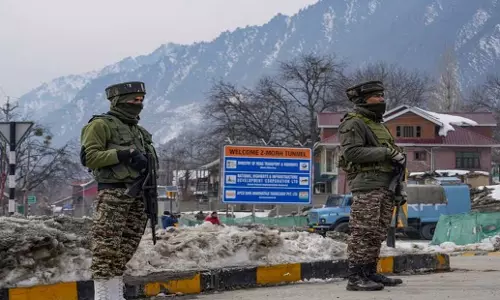 J&K: जेड-मोड़ सुरंग के उद्घाटन के लिए पीएम मोदी के दौरे से पहले सुरक्षा कड़ी कर दी गई J&K: जेड-मोड़ सुरंग के उद्घाटन के लिए पीएम मोदी के दौरे से पहले सुरक्षा कड़ी कर दी गई