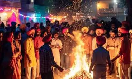 Lohri 2025: लोहड़ी के दिन क्यों गाए जाते हैं दुल्ला भट्टी के गीत, जानिए इसकी कहानी Lohri 2025: लोहड़ी के दिन क्यों गाए जाते हैं दुल्ला भट्टी के गीत, जानिए इसकी कहानी
