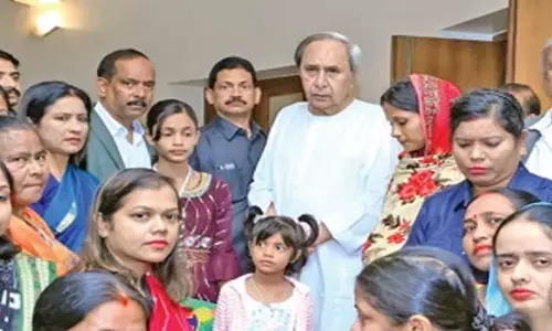 Odisha: नवीन पटनायक ने नायक के परिवार से मुलाकात की, मदद का आश्वासन दिया Odisha: नवीन पटनायक ने नायक के परिवार से मुलाकात की, मदद का आश्वासन दिया