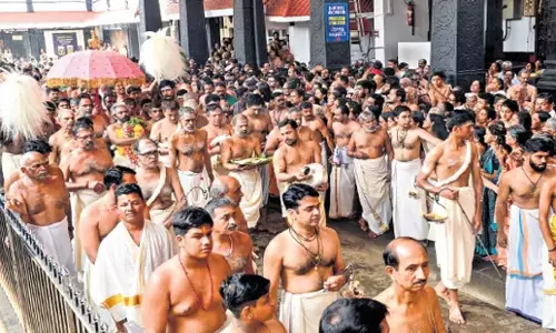 Kerala: मंदिर में ड्रेस कोड पर बहस से सामाजिक विभाजन उजागर Kerala: मंदिर में ड्रेस कोड पर बहस से सामाजिक विभाजन उजागर