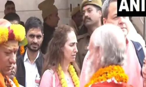 स्टीव जॉब्स की पत्नी और कैलाशानंद गिरी महाराज ने Varanasi में काशी विश्वनाथ मंदिर में दर्शन किए