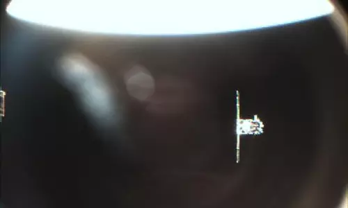 स्पेस में ISRO रचेगा कीर्तिमान, 3 मीटर की दूरी पर लाए गए स्पैडेक्स के दोनों अंतरिक्षयान स्पेस में ISRO रचेगा कीर्तिमान, 3 मीटर की दूरी पर लाए गए स्पैडेक्स के दोनों अंतरिक्षयान