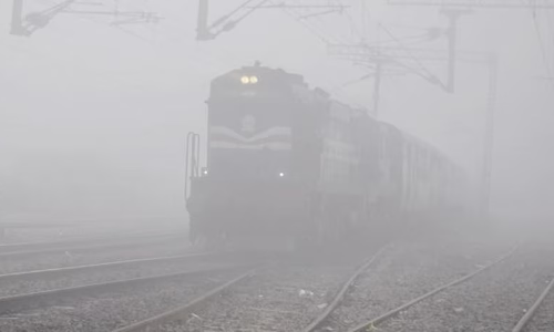 Delhi जाने वाली रेल सेवाएं बाधित, ट्रेनें 457 मिनट तक देरी से चल रही