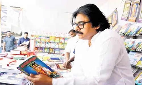 Andhra: पवन कल्याण ने विजयवाड़ा पुस्तक महोत्सव का आनंद लिया Andhra: पवन कल्याण ने विजयवाड़ा पुस्तक महोत्सव का आनंद लिया