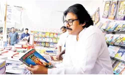 Pawan Kalyan ने विजयवाड़ा पुस्तक महोत्सव का आनंद लिया