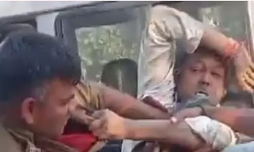 पुलिस जवान को शराबी ने थपड़ाया, थाने ले आई डॉयल 112 की टीम पुलिस जवान को शराबी ने थपड़ाया, थाने ले आई डॉयल 112 की टीम