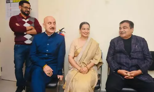 कंगना के साथ इमरजेंसी देखने पहुंचे नितिन गडकरी