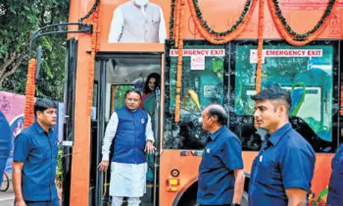 CM: ओडिशा के 4 शहरों से महाकुंभ मेले के लिए सीधी बसों को हरी झंडी दिखाई
