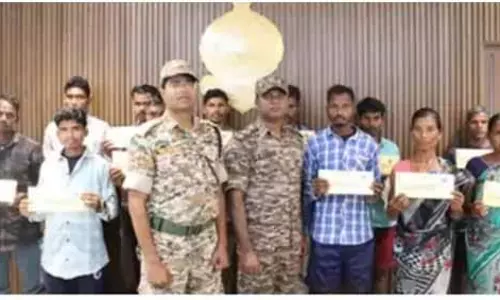 13 माओवादियों ने पुलिस के समक्ष आत्मसमर्पण किया 13 माओवादियों ने पुलिस के समक्ष आत्मसमर्पण किया