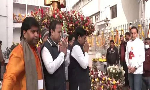 BJP और टीएमसी नेताओं ने स्वामी विवेकानंद को उनकी 163वीं जयंती पर श्रद्धांजलि दी BJP और टीएमसी नेताओं ने स्वामी विवेकानंद को उनकी 163वीं जयंती पर श्रद्धांजलि दी
