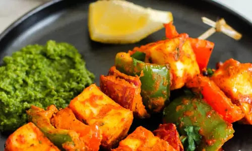 तंदूरी पनीर, काली मिर्च और फूलगोभी बेक रेसिपी