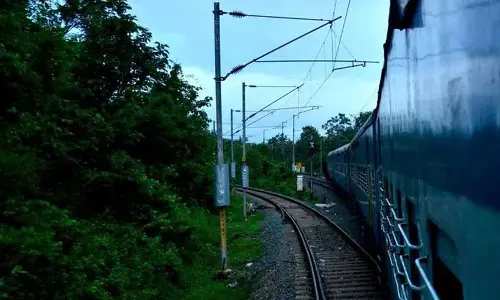 Kerala : ओट्टापलम स्टेशन पर प्लेटफॉर्म और चलती ट्रेन के बीच गिरकर युवक गंभीर रूप से घायल Kerala : ओट्टापलम स्टेशन पर प्लेटफॉर्म और चलती ट्रेन के बीच गिरकर युवक गंभीर रूप से घायल