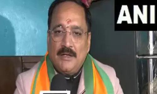 Delhi BJP chief ने केजरीवाल पर झुग्गीवासियों को भड़काने और डराने का आरोप लगाया