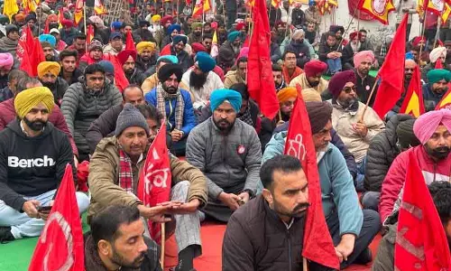 Punjab: स्कूल शिक्षकों ने स्पीकर के आवास के सामने किया प्रदर्शन Punjab: स्कूल शिक्षकों ने स्पीकर के आवास के सामने किया प्रदर्शन