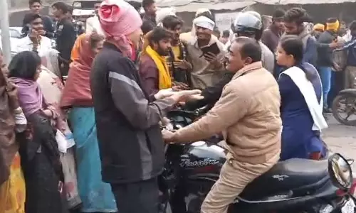 Kanpur:  बारादेवी फूलमंडी खाली कराने पर किसानों ने किया विरोध प्रदर्शन