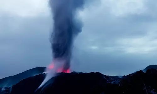 इंडोनेशिया के Mount Ibu में विस्फोट हुआ, गर्म लावा निकला