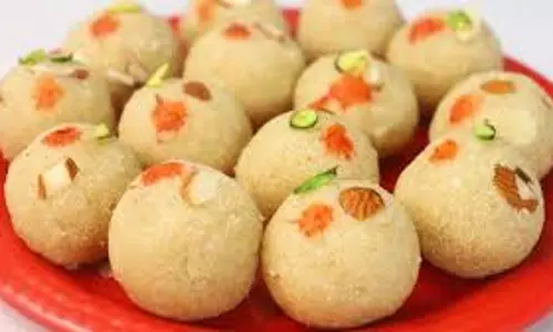 Semolina-coconut laddu परिवार के साथ मेहमान भी करेंगे तारीफ Semolina-coconut laddu परिवार के साथ मेहमान भी करेंगे तारीफ